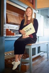 Ann-Helena Schlüter, Organistin, spielt am liebsten in leguano Barfußschuhen